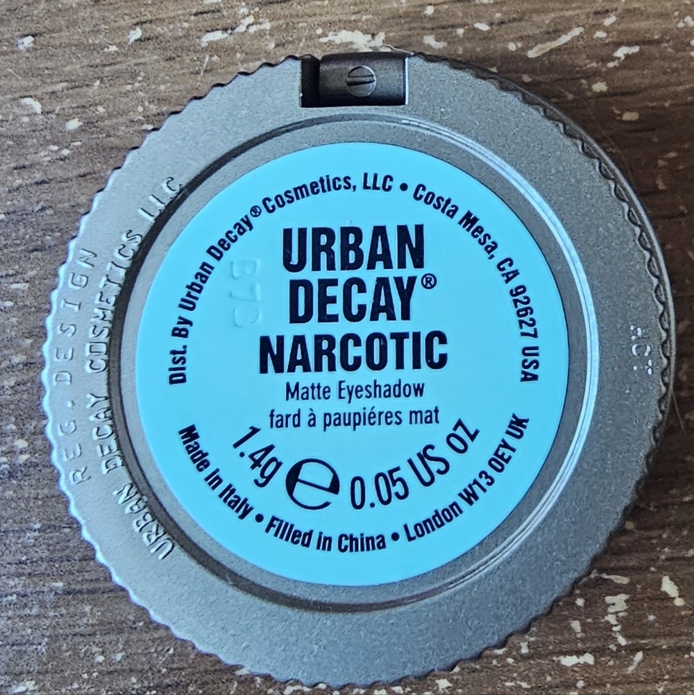 NIB Urban Decay Matte Eyeshadow in NARCOTIC - Vibrant Aqua - Discontinued RARE - Picture 3 of 9
